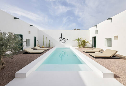 La vita lenta di Fuerteventura in un boutique hotel minimalista, vestito di bianco